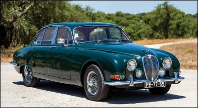 Dans l'imaginaire collectif et les films d'&eacute;poque, les gangsters comme les forces de l'ordre &eacute;taient souvent &agrave; bord de la c&eacute;l&egrave;bre Mark II. Pourtant, une autre berline partageait alors la m&ecirc;me face avant, mais avec une carrosserie plus imposante. De quelle voiture s'agit-il ?