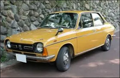 Premi&egrave;re voiture compacte &agrave; moteur avant du constructeur, elle pose les bases de l'identit&eacute; de la marque pour les 60 ans &agrave; venir. Quelle voiture correspond &agrave; cette description ?