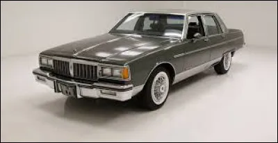 Appel&eacute;e &agrave; la rescousse, la filiale canadienne de ce constructeur a produit une berline digne des plus grands paquebots routiers &eacute;tats-uniens, afin de satisfaire la demande de son unique voisin frontalier. Quel nom porte cette voiture ?