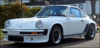 Afin d'inciter ses clients &agrave; signer un bon de commande pour la 928, Porsche a tent&eacute; de pousser la 911 vers la sortie. Frustr&eacute;s par ce stratag&egrave;me, les puristes se sont tourn&eacute;s vers cette version radicale qui ne porte pourtant pas le nom de Porsche. Quel est le nom de cette voiture ?