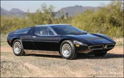 Parmi les supercars, celle-ci est l'une des plus atypiques de son &eacute;poque. Plus facile &agrave; vivre que ses concurrentes, elle n'a pourtant pas su imposer ses qualit&eacute;s, malgr&eacute; une invitation au voyage vers la Polyn&eacute;sie fran&ccedil;aise. Comment s'appelle cette voiture ?