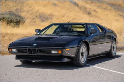 Construite pour rivaliser avec une compatriote, cette voiture est consid&eacute;r&eacute;e comme le mod&egrave;le fondateur de la l&eacute;gende d'un c&eacute;l&egrave;bre pr&eacute;parateur allemand. Quel nom porte ce v&eacute;hicule ?