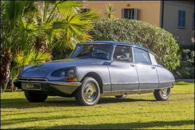Pr&eacute;sente dans l'une des sagas les plus cultes du cin&eacute;ma hollywoodien, cette voiture a fascin&eacute; par son style qui tranchait radicalement avec son &eacute;poque. Quelle ic&ocirc;ne automobile a ainsi servi de taxi volant dans le film "Retour vers le futur II" ?