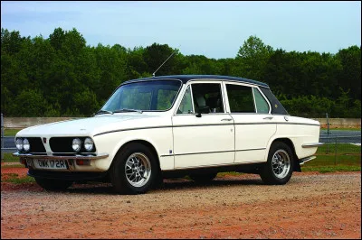 Fiert&eacute; de l'ing&eacute;nierie britannique, cette voiture se targue d'&ecirc;tre l'une des premi&egrave;res berlines sportives et l'une des premi&egrave;res &agrave; &ecirc;tre &eacute;quip&eacute;es de s&eacute;rie d'un moteur &agrave; 4 cylindres et 16 soupapes. Quelle est cette voiture ?