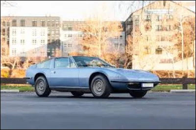 Sobriquet pour parler de la ville d'Indianapolis aux &Eacute;tats-Unis, le mot "Indy" fait aussi &eacute;cho &agrave; l'&eacute;preuve de monoplace qui se court sur le circuit de la ville mais aussi de cette voiture. Qui a produit l'Indy ?