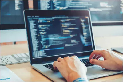 Dans le cadre d'une attaque de type ESC1, quelle configuration sp&eacute;cifique d'un mod&egrave;le de certificat (Certificate Template) permet &agrave; un utilisateur sans privil&egrave;ges d'usurper l'identit&eacute; d'un Administrateur du Domaine ?
