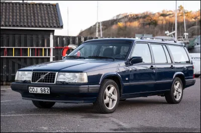 Quand je pense au mot "brique", j'imagine les briques en terre cuite, les briques Lego et enfin ce break. Devenu un adjectif &eacute;logieux synonyme de fiabilit&eacute; et de robustesse, ce terme lui colle &agrave; la carrosserie. Tr&ecirc;ve de s&eacute;mantique, atardons-nous sur ce mod&egrave;le : quel nom porte-t-il ?
