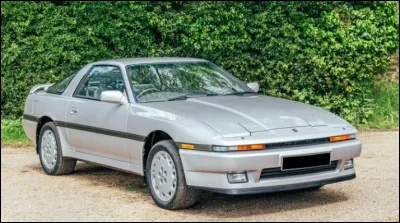 Pens&eacute;e &agrave; tort comme une sportive radicale, cette automobile est plut&ocirc;t une voiture de Grand Tourisme o&ugrave; le confort et le puissance r&egrave;gnent. Saurez-vous me dire le nom de cette voiture ?