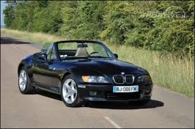 Dans la saga James Bond, ce cabriolet fait figure d'h&eacute;ro&iuml;ne aux c&ocirc;t&eacute;s de l'agent secret le plus culte du grand &eacute;cran. Pourtant, peu de personnes se souviennent de l'avoir aper&ccedil;u, conduit par Pierce Brosnan. Quel est le nom de ce cabriolet ?