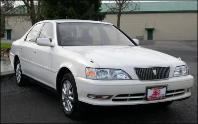 Au Japon, si vous souhaitiez acheter une grande berline propulsion, je vous recommande cette auto. Similaire au Chaser et Mark II, cette voiture est consid&eacute;r&eacute;e comme la plus cossue des trois. Saurez-vous me dire son nom ?
