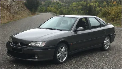 Vendue au prix d'une Porsche 911 contemporaine, cette berline n'a s&eacute;duit que tr&egrave;s peu d'acheteurs face &agrave; des rivales &eacute;tablies et plus performantes. Saurez-vous me donner son nom ?