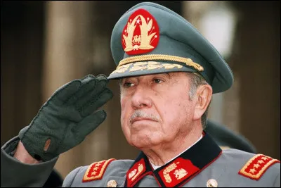 Quel est le nom de ce g&eacute;n&eacute;ral et dictateur qui a dirig&eacute; le Chili de 1973 &agrave; 1990 ?
