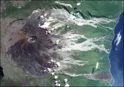 Sur quel DROM se trouve le Piton de la Fournaise ?