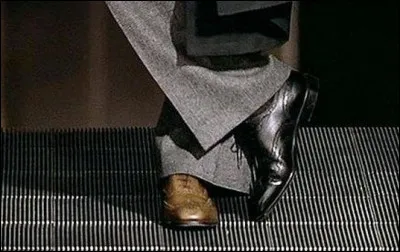 Quel acteur incarne le grand blond avec une chaussure noire ?