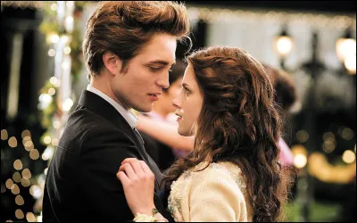 Quelle mati&egrave;re Molina enseigne-t-il au lyc&eacute;e de Forks dans "Twilight, chapitre I : Fascination" ?