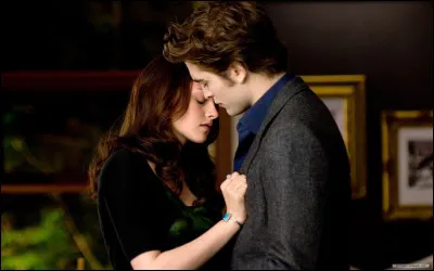 Combien d'habitants vivent &agrave; Forks dans le premier film "Twilight" ?