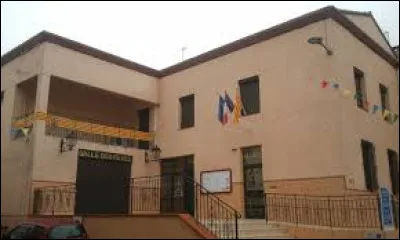 Notre promenade prend fin en Occitanie, &agrave; Villemolaque. Commune de l'arrondissement de C&eacute;ret, elle se situe dans le d&eacute;partement ...