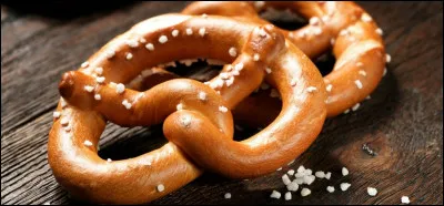Quel est le nom de ce biscuit sal&eacute; sal&eacute;e alsacien en forme de n�ud ?