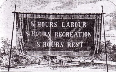 Le 3 mai 1886 un rassemblement &agrave; l'usine McCormick est la premi&egrave;re manifestation pour la revendication pour la journ&eacute;e de huit heures de travail ; cette action, suivie par le massacre de Haymarket le lendemain, est &agrave; l'origine des manifestations et revendications du 1er mai : dans quelle ville &eacute;tait-ce ?