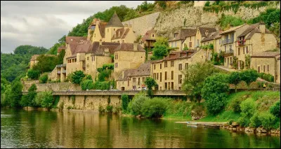 Cette r&eacute;gion du sud-ouest s�&eacute;tend des contreforts du Massif central jusqu�aux plages de l�Atlantique. Elle comprend des villes comme Brive-la-Gaillarde, Agen et Mont-de-Marsan. Elle est travers&eacute;e par la Dordogne, qui rejoint la Garonne pour former un estuaire majeur. C&ocirc;t&eacute; gastronomie, on y trouve le fameux foie gras.Quelle est cette r&eacute;gion ?
