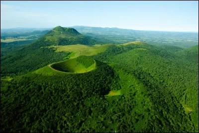 Cette r&eacute;gion montagneuse m&ecirc;le volcans anciens et hauts sommets alpins. On y trouve Le Puy-en-Velay, Aurillac et Chamb&eacute;ry. Elle est travers&eacute;e en partie par l�Allier. Parmi ses sp&eacute;cialit&eacute;s, on retrouve la truffade, &agrave; base de pommes de terre et de fromage.Quelle est cette r&eacute;gion ?