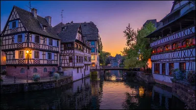 R&eacute;gion frontali&egrave;re &agrave; forte identit&eacute; historique, elle comprend des villes comme Colmar, Thionville et Charleville-M&eacute;zi&egrave;res. La Moselle y coule, affluent important du Rhin. La gastronomie locale propose notamment la flammekueche (tarte flamb&eacute;e).Quelle est cette r&eacute;gion ?