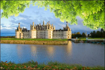 Cette r&eacute;gion de l�ouest est marqu&eacute;e par la Loire et ses affluents. Elle comprend des villes comme La Roche-sur-Yon, Cholet et Laval. On y trouve une sp&eacute;cialit&eacute; sucr&eacute;e typique : le g&acirc;teau nantais.Quelle est cette r&eacute;gion ?