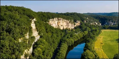 ''La vall&eacute;e de la V&eacute;z&egrave;re'' est c&eacute;l&egrave;bre pour...