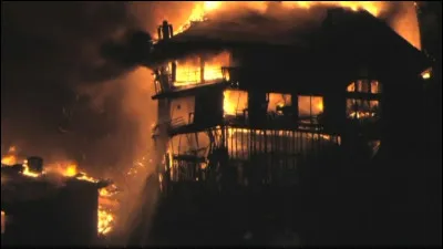 Ta maison est en flammes. Tu ne peux sauver qu'une personne. Qui est-ce ?