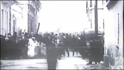 Le 8 mai 1945, des manifestations nationalistes d&eacute;non&ccedil;ant le colonialisme sont suivies de massacres dans plusieurs villes de cette colonie fran&ccedil;aise :
