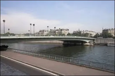 Dans lequel de ces sketches c&eacute;l&egrave;bres de Coluche est cit&eacute; le pont de l'Alma ?