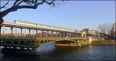 Le pont de Bir-Hakeim est un pont parisien franchissant la Seine entre le 15e et le 16e arrondissement. Son nom provient d'un point strat&eacute;gigue o&ugrave; eut lieu une bataille c&eacute;l&egrave;bre lors de la Seconde Guerre mondiale : o&ugrave; se situe ce site ?