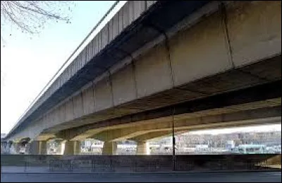Comment sont surnomm&eacute;s les deux ponts de Paris sur la Seine et uilis&eacute;s par le boulevard p&eacute;riph&eacute;rique ?