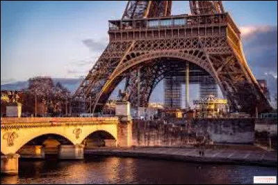 Comment s'appelle ce pont reliant le Trocad&eacute;ro &agrave; la tour Eiffel ?