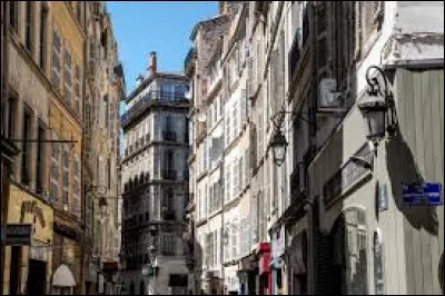 Quelle ville fran&ccedil;aise est divis&eacute;e en seize arrondissements ?