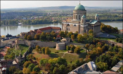 &Eacute;tienne Ier favorisa fortement l�organisation de l�&Eacute;glise en Hongrie. Quelle ville devint l�un des grands centres religieux du royaume, avec un archev&ecirc;ch&eacute; majeur ?C'&eacute;tait d'ailleurs la capitale de la Hongrie du Xe au XIIIe si&egrave;cle.