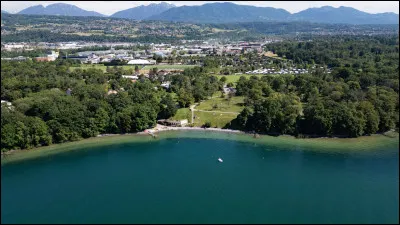 L�eau Thonon est issue d�un environnement alpin prot&eacute;g&eacute;, proche du lac L&eacute;man. Peux-tu identifier son point de captage pr&eacute;cis ?