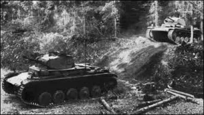 Le 13 mai 1940, a lieu l'offensive de l'arm&eacute;e allemande contre la France : quelle ville &eacute;tait la cible du premier jour des combats ?