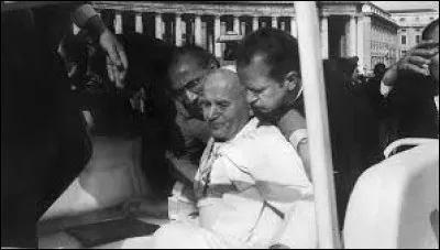 Ce 13 mai, le pape Jean-Paul II a &eacute;t&eacute; victime d'une tentative d'assassinat ; il a re&ccedil;u plusieurs balles qui l'ont bless&eacute; gri&egrave;vement : c'&eacute;tait en ...