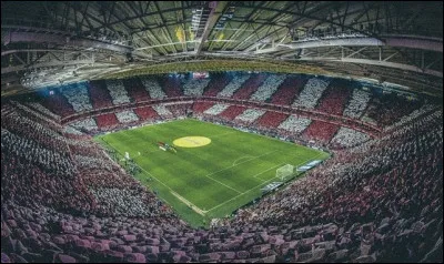 Quel stade se situant &agrave; Espagne est surnomm&eacute; &ldquo;La Catedral&rdquo; ?
