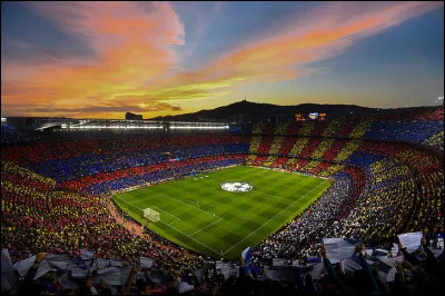 Quel stade se situant &agrave; Barcelone est surnomm&eacute; �La Cath&eacute;drale� ?