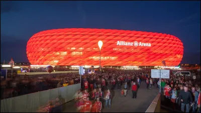 De quel club l�Allianz Arena est-il le stade ?