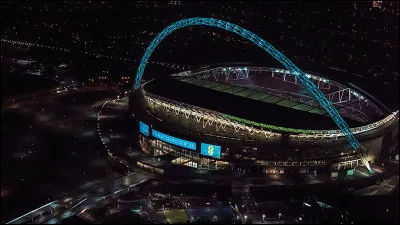 Dans quelle ville est-il situ&eacute; le stade de Wembley ?