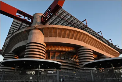 Le Stade San Siro est partag&eacute; par deux clubs. Lesquels ?