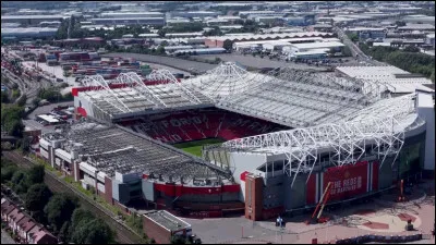 Le stade Old Trafford est surnomm&eacute; �Th&eacute;&acirc;tre des r&ecirc;ves�. &Agrave; quel club appartient-il ?