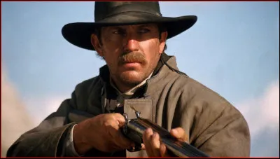 Dans le film "Wyatt Earp" r&eacute;alis&eacute; par Lawrence Kasdan et sorti en 1994, qui interpr&egrave;te le l&eacute;gendaire marshal adjoint Wyatt Earp ?