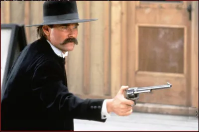 Kurt Russell y joue le r&ocirc;le du c&eacute;l&egrave;bre marshal adjoint Wyatt Earp qui affronte le gang Clanton. Quel est le nom de ce western ?