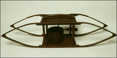 Cet objet poss&egrave;de un tr&egrave;s long manche en bois termin&eacute; par une grande bo&icirc;te m&eacute;tallique ronde, souvent perc&eacute;e de petits trous. Il pouvait contenir quelque chose de chaud &agrave; l�int&eacute;rieur. &Agrave; quoi servait-il ?