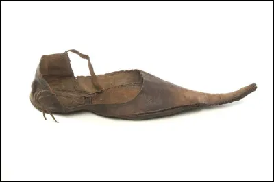 Cet objet ressemblait &agrave; une paire de chaussures avec des pointes extr&ecirc;mement longues et fines &agrave; l�avant, parfois tellement longues qu�elles devaient &ecirc;tre attach&eacute;es aux jambes. Pourquoi &eacute;tait-il utilis&eacute; ?