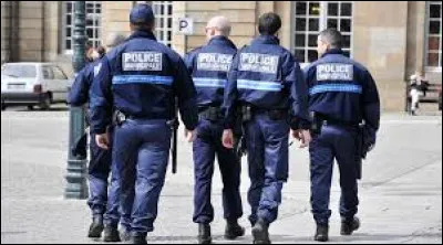 Combien de policiers et de prisonniers y a-t-il en France ? (approximativement)